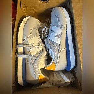 Kids/Womens New Balance 237 Sneakers in White and Gold